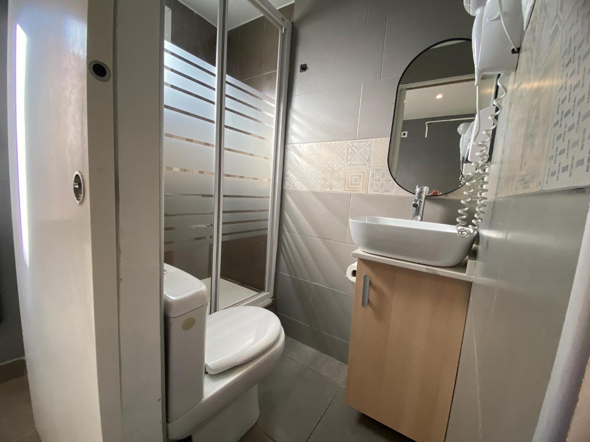 Suites Nuevas Con Bano Privado Frente Al Metro St Mwc Barcelona-Fira L’Hospitalet de Llobregat Zewnętrze zdjęcie