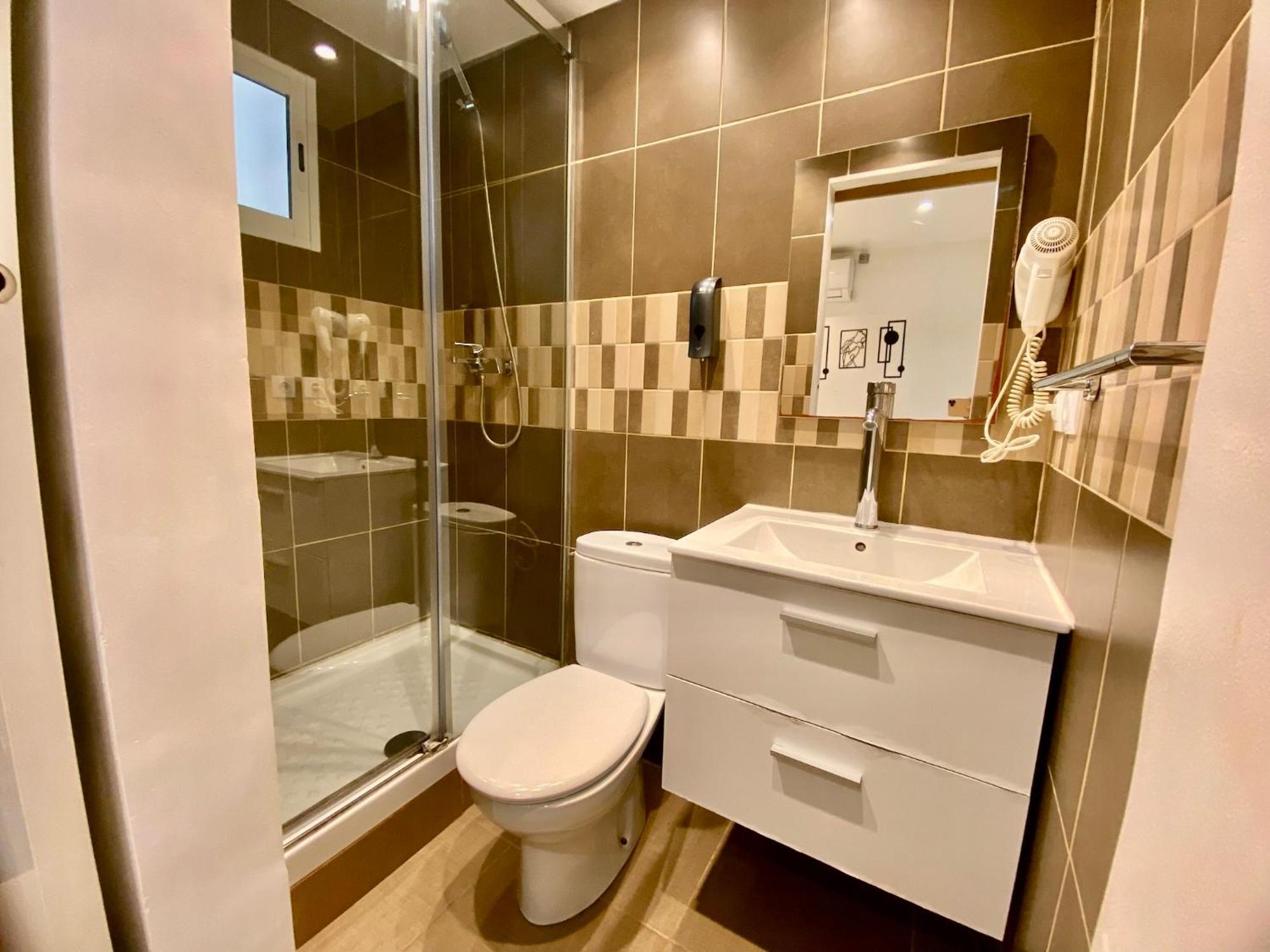 Suites Nuevas Con Bano Privado Frente Al Metro St Mwc Barcelona-Fira L’Hospitalet de Llobregat Zewnętrze zdjęcie