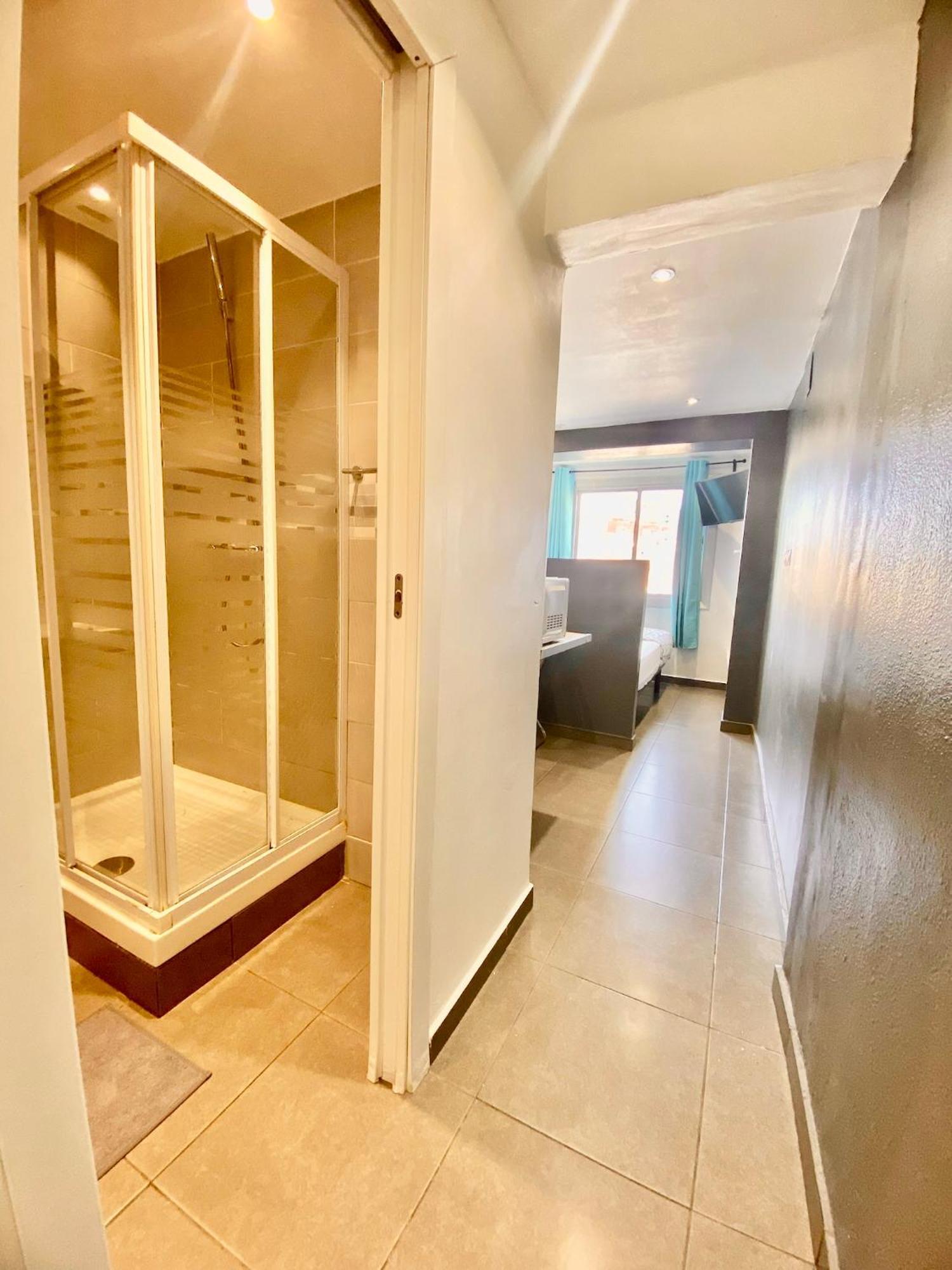 Suites Nuevas Con Bano Privado Frente Al Metro St Mwc Barcelona-Fira L’Hospitalet de Llobregat Zewnętrze zdjęcie