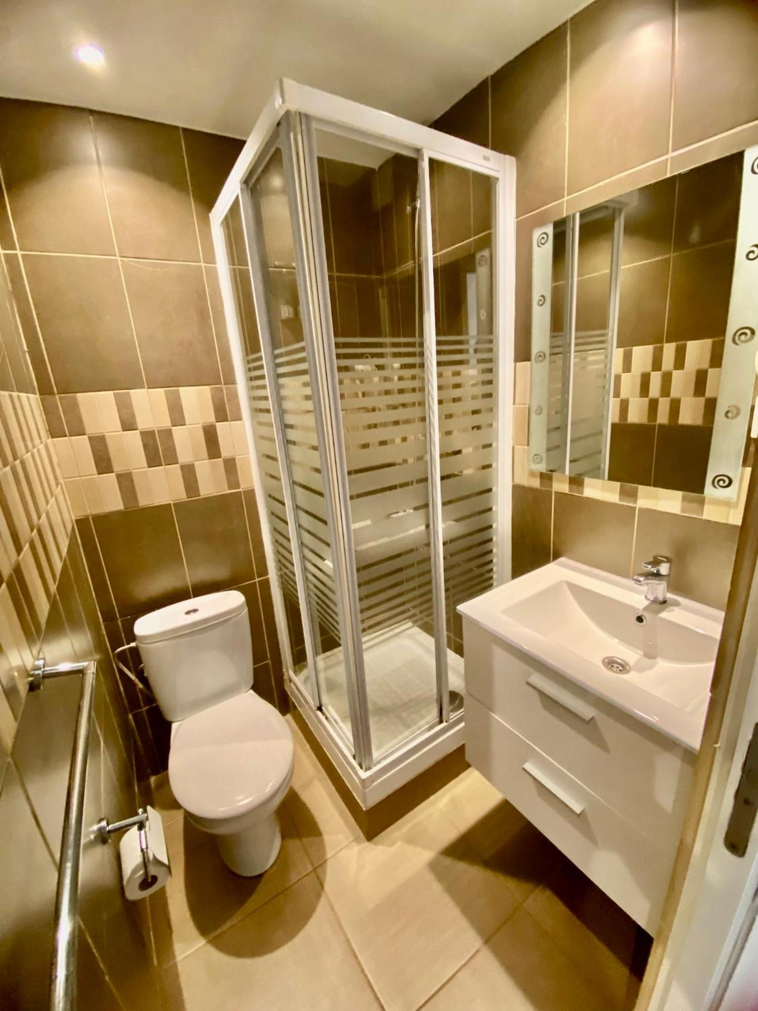 Suites Nuevas Con Bano Privado Frente Al Metro St Mwc Barcelona-Fira L’Hospitalet de Llobregat Zewnętrze zdjęcie